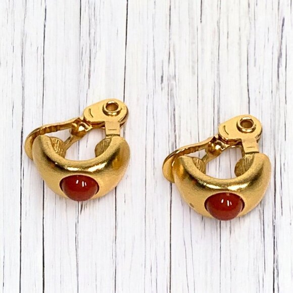 Vintage 1970's Monet Clip On Earrings Shiny Gold Tone With Coral Enamel 0.75" - Picture 1 of 4